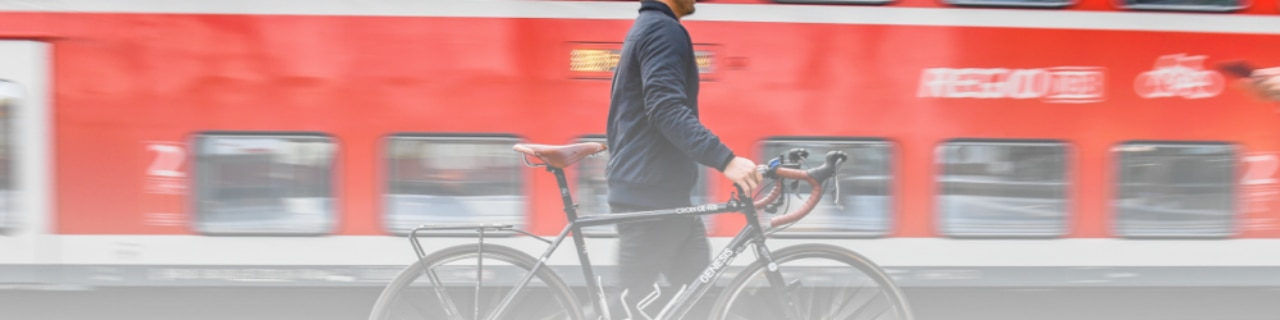 Mit Fahrrad auf dem Bahnsteig