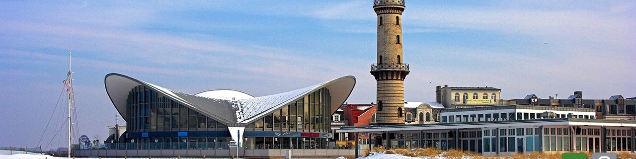 Leuchtturm Warnemünde und Symbole für Verkehrsmittel: Bahn, S-Bahn