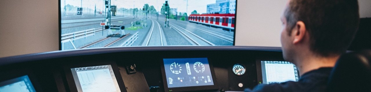 Azubi am Fahrtrainer-Führerstand
