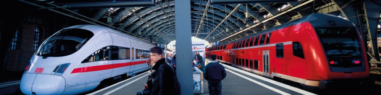 ICE und Regionalzug am Bahnsteig