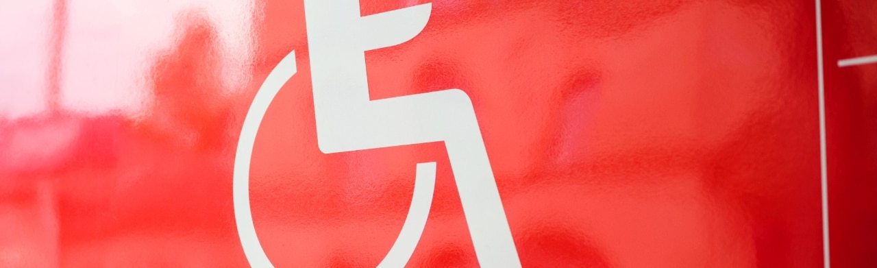 Rollstuhl-Symbol an einem Regio-Zug