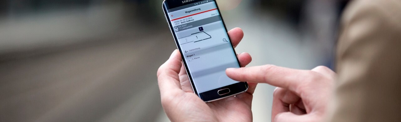 Smartphone mit der DB Navigator App