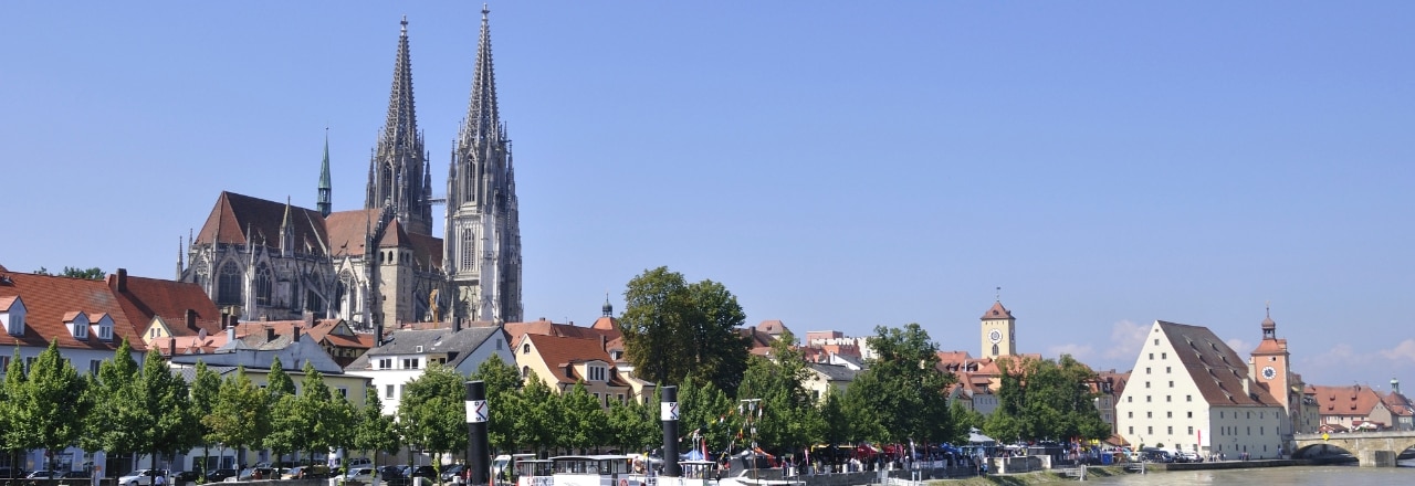 Kirche in Regensburg, vom Fluss aus gesehen