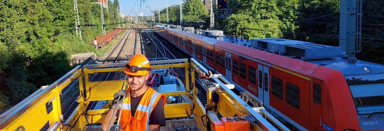 Instandhalter für Oberleitungen bei der Arbeit