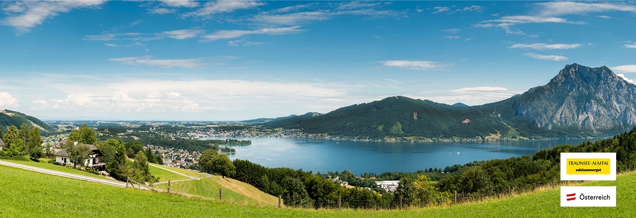Traunsee-Panorama mit Blick über den See. Österreich.