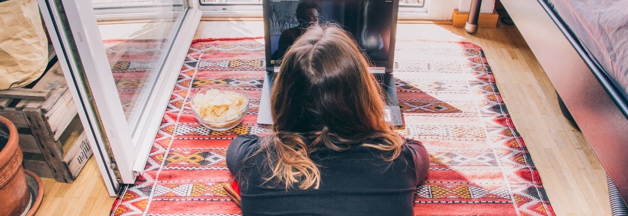 Person schaut einen Film auf ihrem Laptop