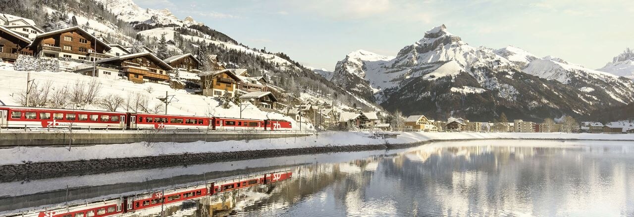 Engelberg, Zug in Bergkulisse