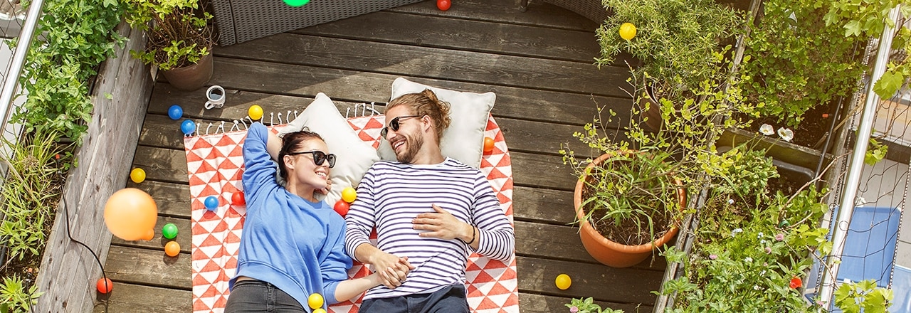 Paar auf Picknickdecke auf der Terrasse