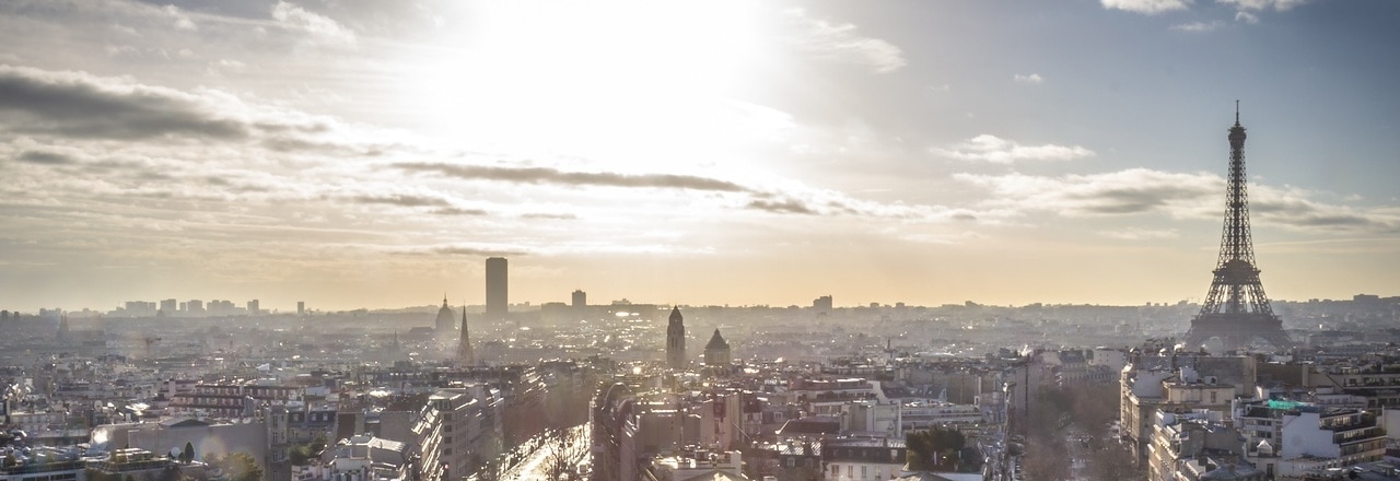 Blick auf Paris-Panorama bei Sonne