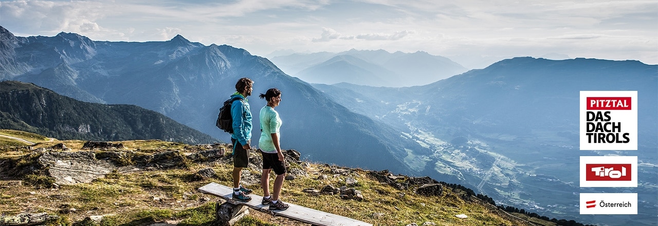 Menschen beim Wandern. Blicken auf das Pitztal, Tirol, Österreich.
