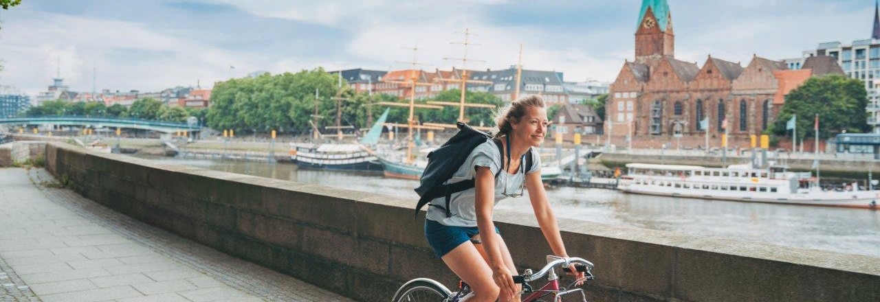 Fahrradfahrerin am Ufer Schlachte Bremen