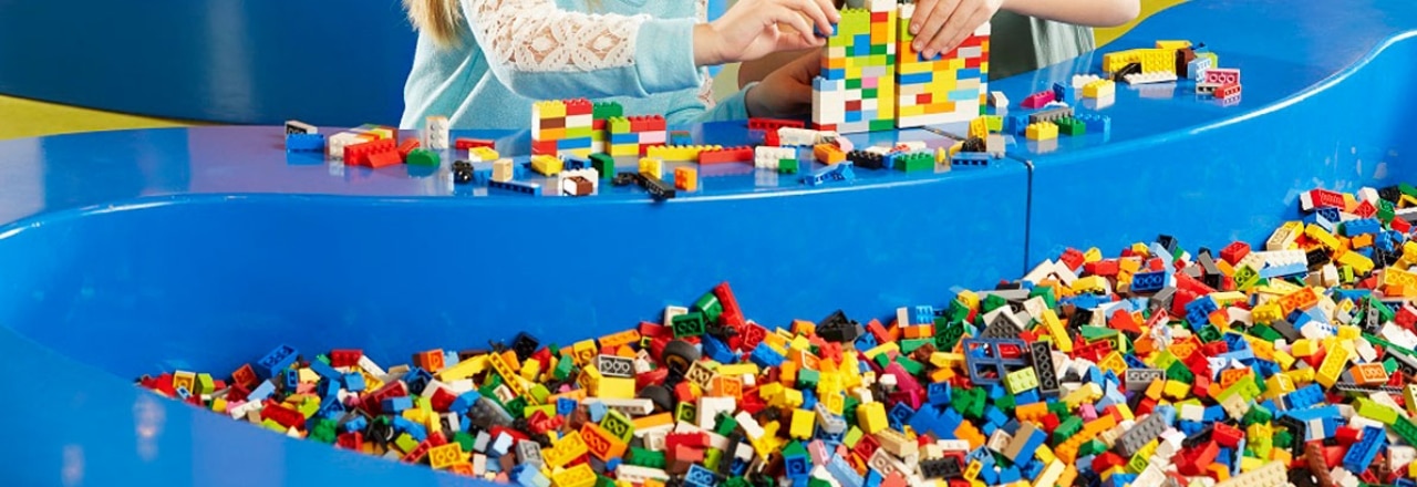 Kinder mit Lego-Steinen