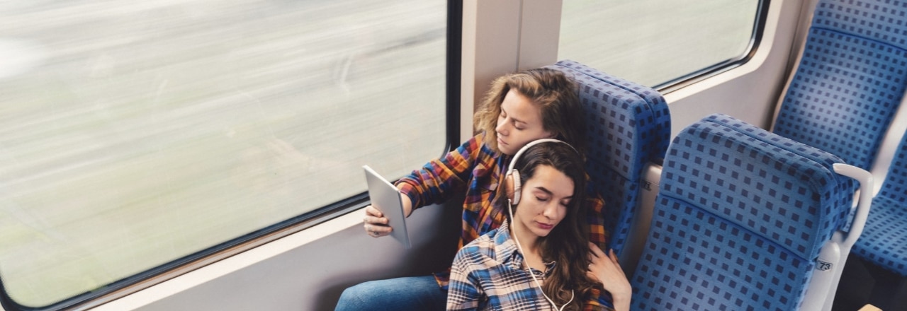 Junges Paar entspannt im Regionalzug