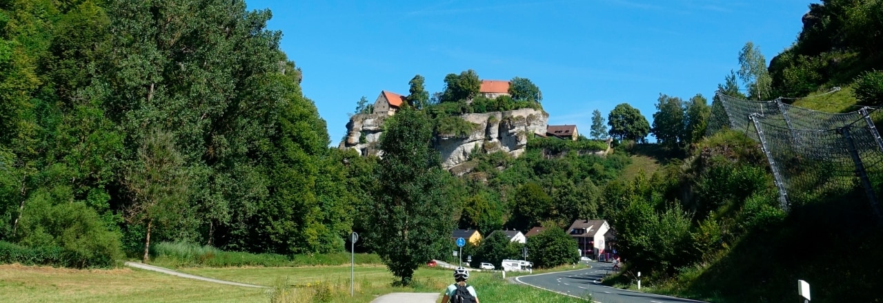 Radfahrer vor Burg in Kulmbach