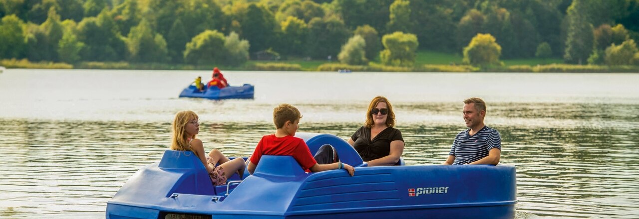 Familie im Tretboot im Stausee Losheim