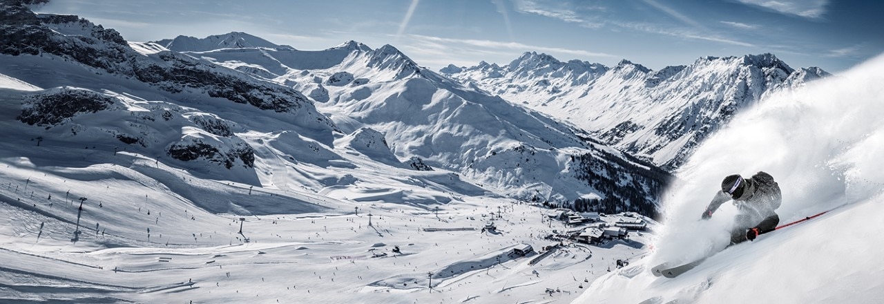 Skifahrer im Tiefschnee