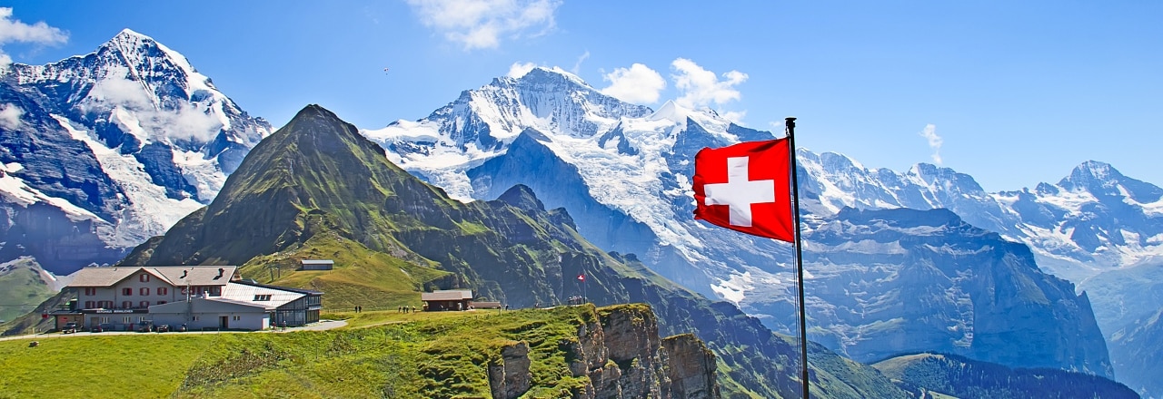 Schweizer Flagge vor Bergpanorama