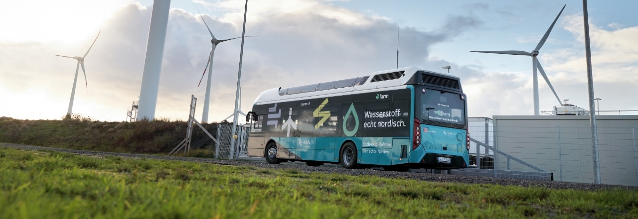 Wasserstoffbus von GPJoule vor Wasserstoff-Tankstelle