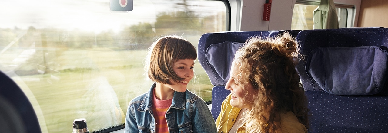 Mutter und Tochter lachten zusammen