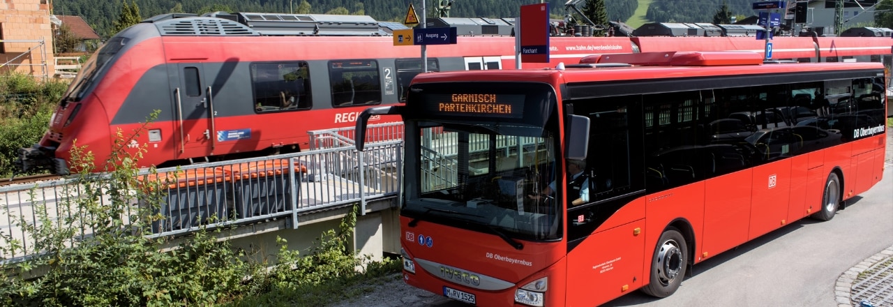 Roter Bus neben Regionalbahn