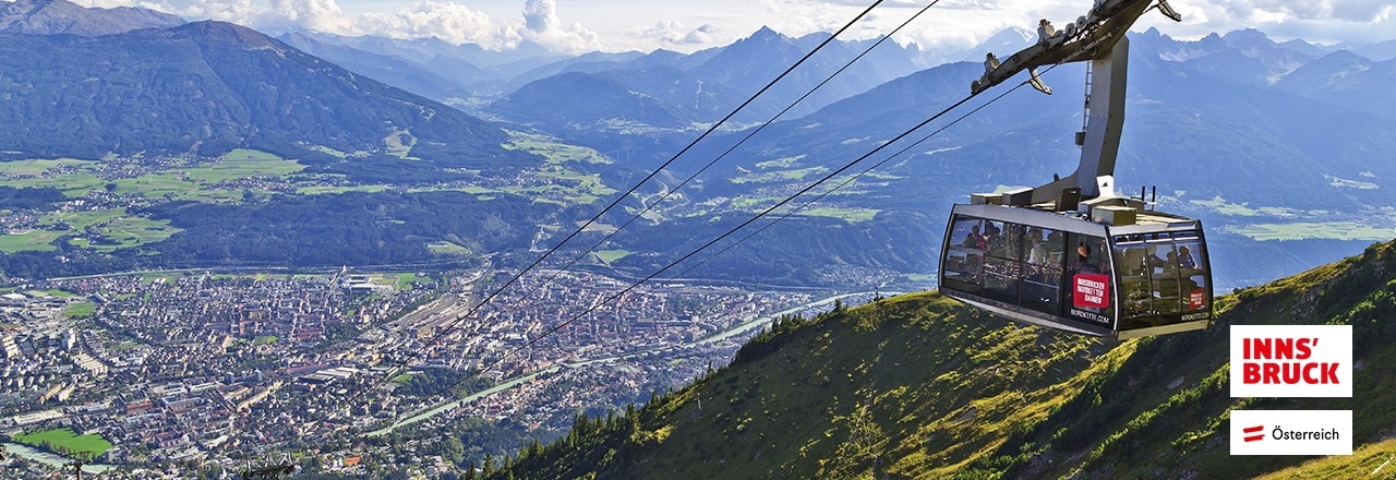 Bergseilbahn und Panorama über Innsbruck, Tirol, Österreich.