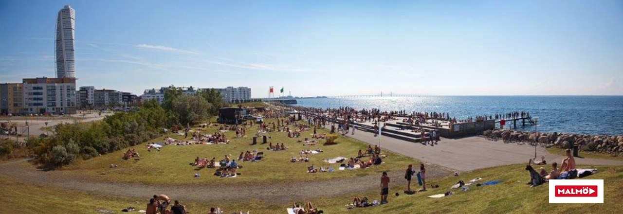 Menschen am Strand in Malmö, Schweden.
