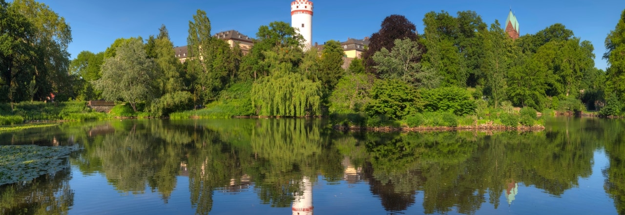 Schloss Bad Homburg und Wachturm spiegeln sich im Teich