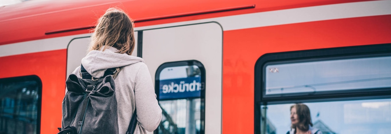 Frau vor dem Einstieg in die S-Bahn