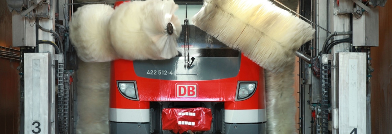 Waschanlage in Essen mit Zug ET 422 bei der Reinigung