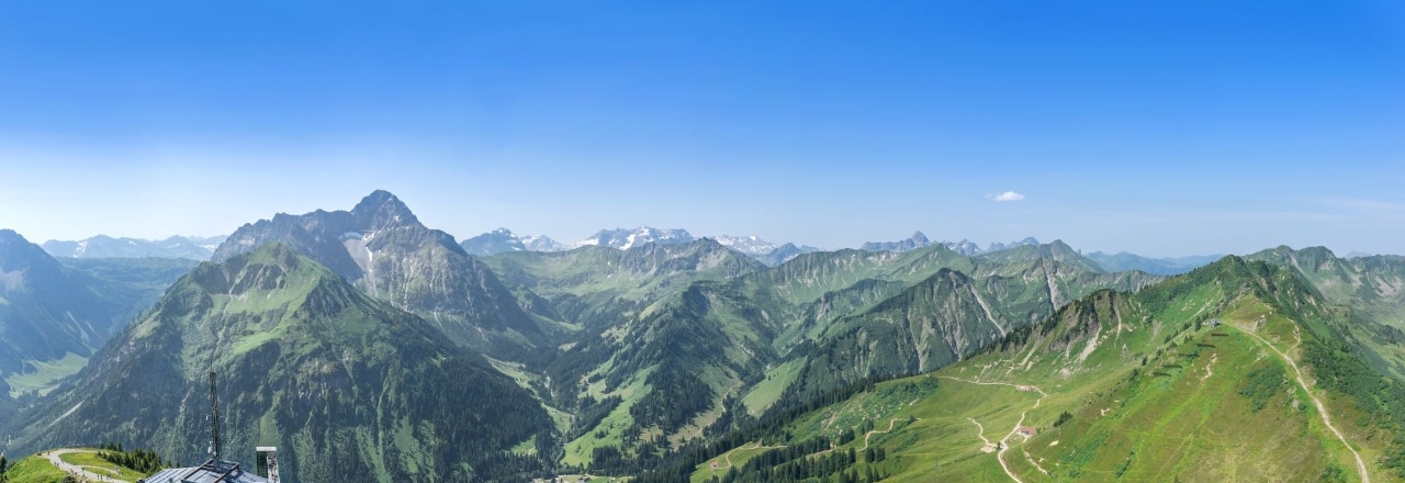 Blick vom Walmendinger Horn im Kleinwalsertal über eine Bergstation 