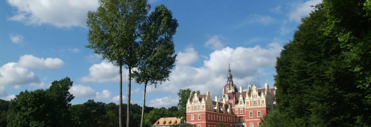 Schlosswiese mit Schloss