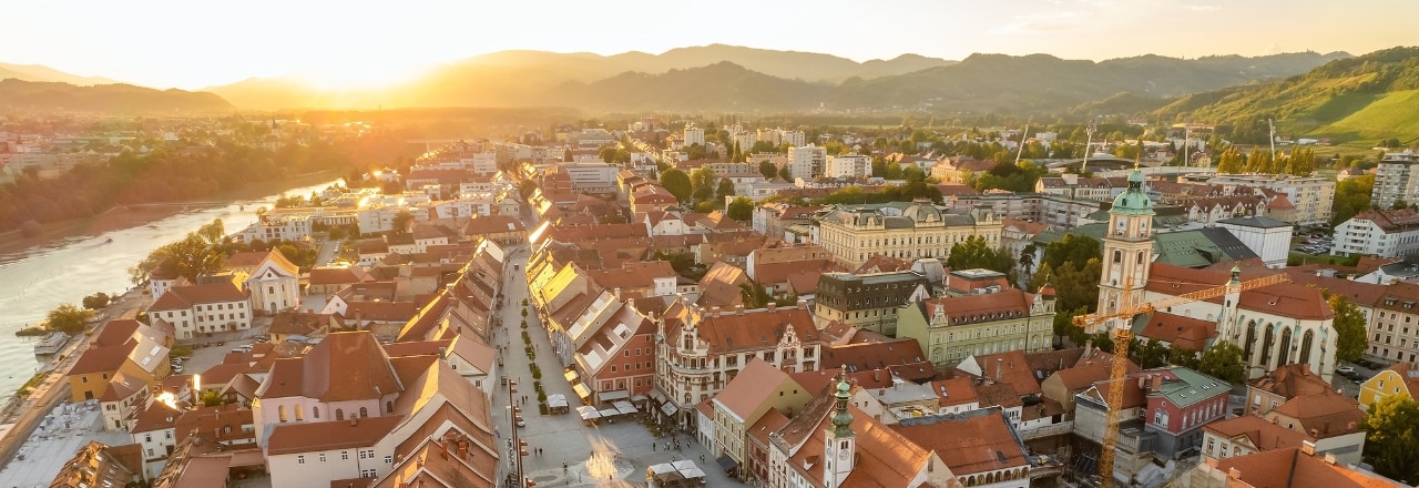 Blick von oben auf Maribor bei Sonnenlicht