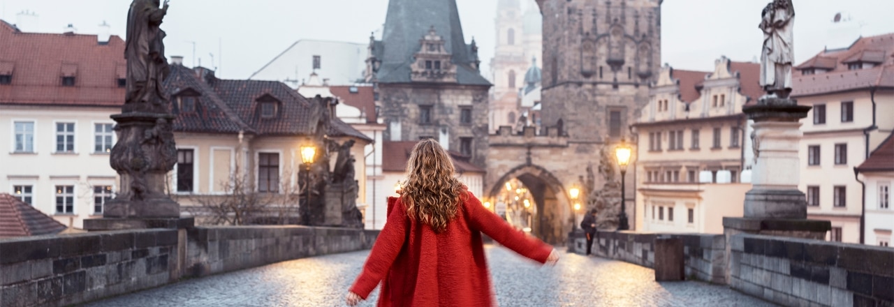 Frau auf Karlsbrücke in Prag, Tschechien