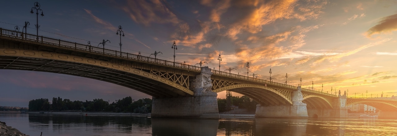 Petőfibrücke in Budapest bei Abendsonne