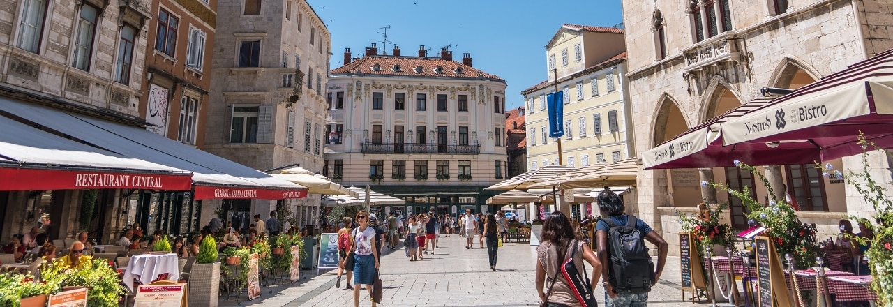 Leute spazieren im Sommer durch Split