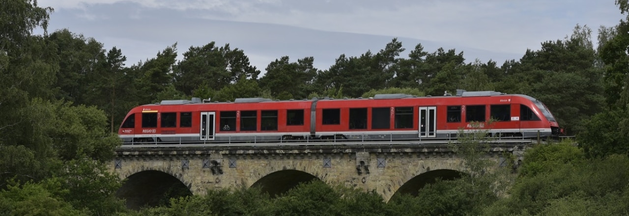 Zug der Harz-Weser-Bahn auf Brücke
