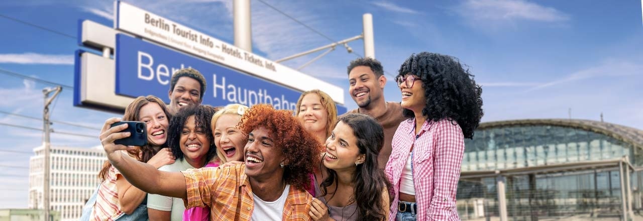 Gruppe junger Menschen fröhlich am Berliner Hauptbahnhof