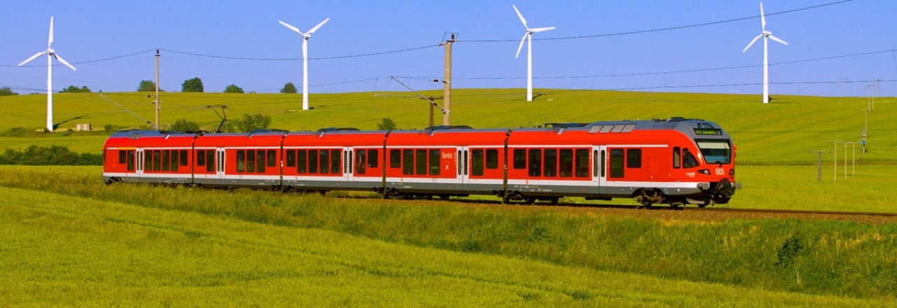 Bahn mit Windrädern, ET 429 FLIRT als Hanse-Express von Sassnitz nach Rostock