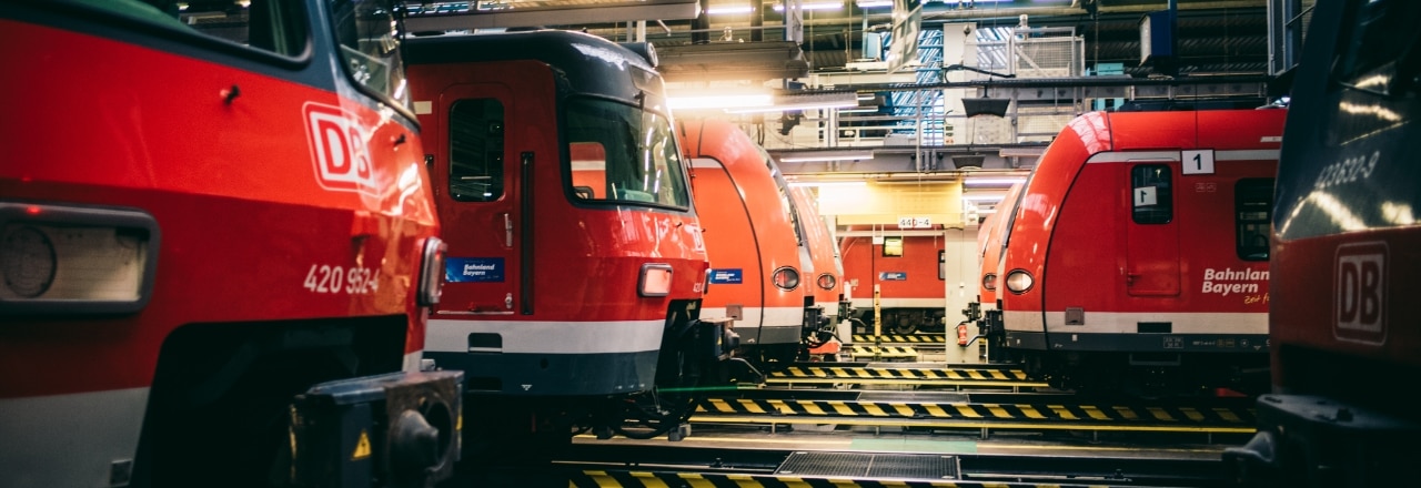 S-Bahnen in der Werkshalle in München Steinhausen