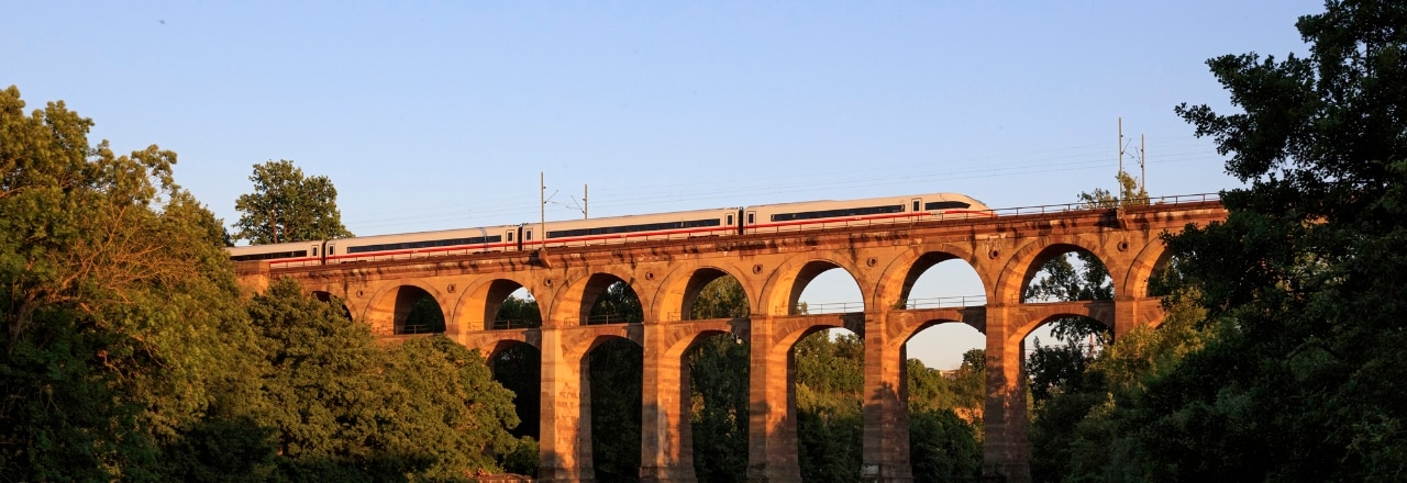 Zug auf Brücke - Bietigheimer Eisenbahnviadukt
