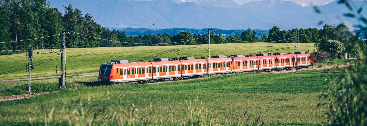 S-Bahn fährt durch das Alpenvorland bei Schäftlarn