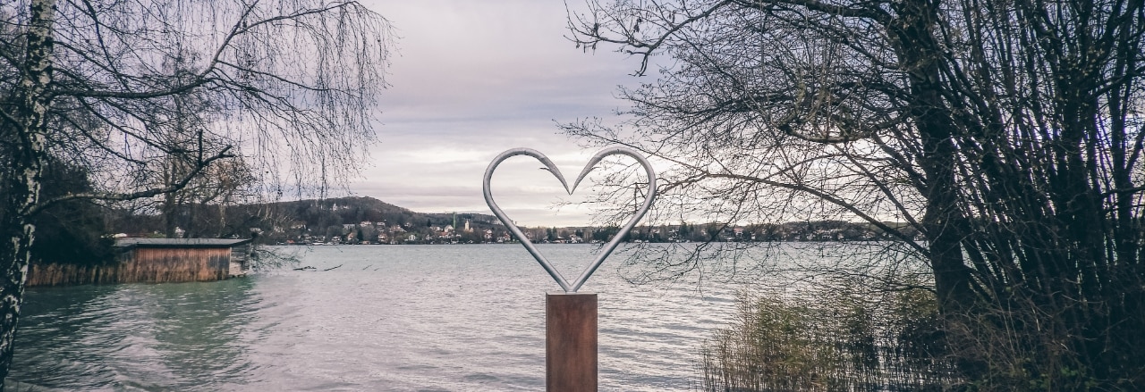 Kunstvolles Herz am Ufer des Wörthsees