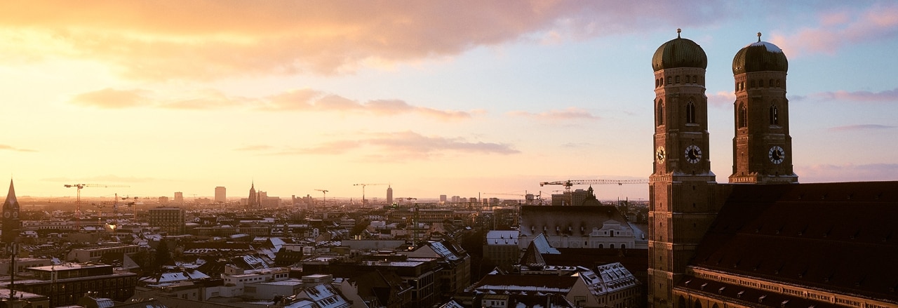 Blick über winterliches München in Abendsonne