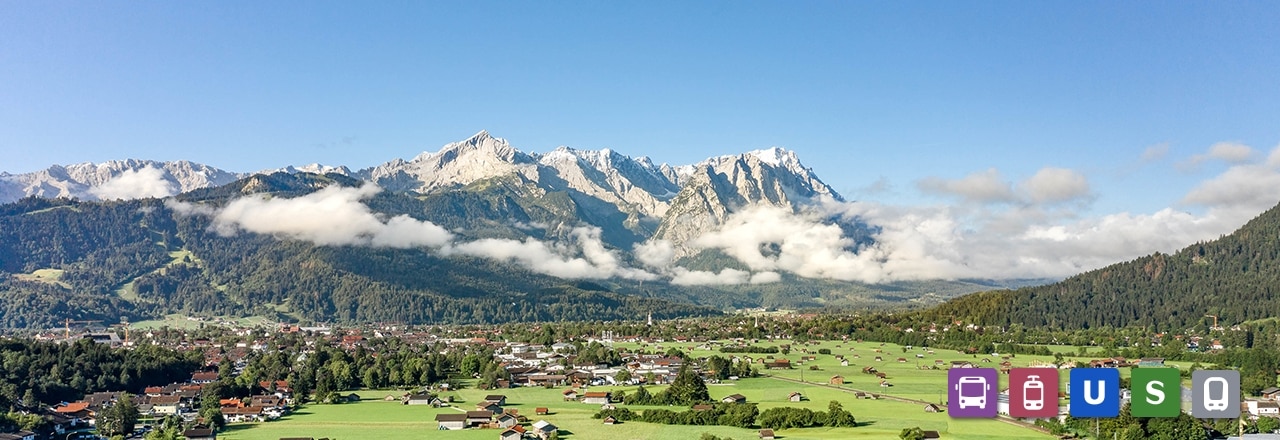 Garmisch-Partenkirchen mit Blick auf Zugspitze im Nebel und Symbole für Verkehrsmittel: Bahn, Bus, Straßenbahn, S-Bahn, U-Bahn