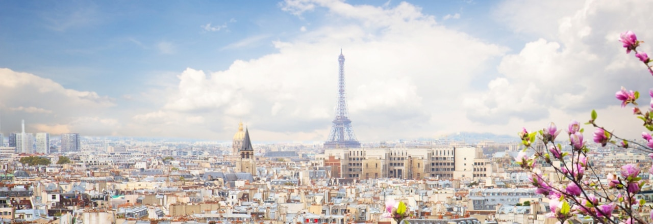 Blick auf den Eiffelturm von Paris im Frühling