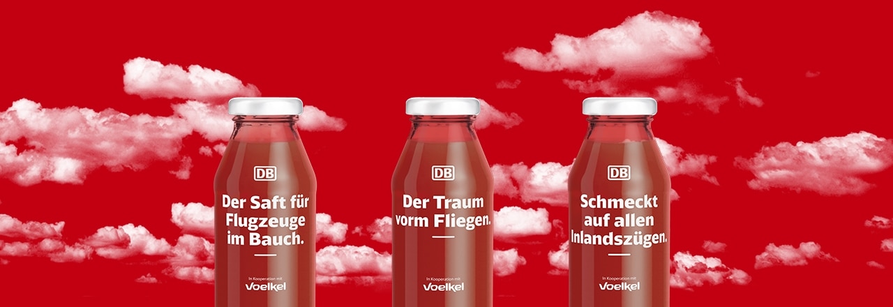 3 kleine Fläschchen mit Tomatensaft vor rotem Himmel