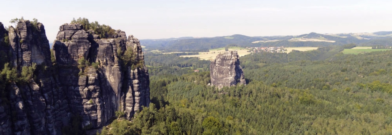 Blick auf Felsformationen im Elbsandsteingebirge