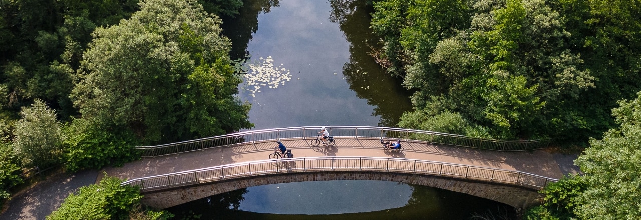 RuhralRadweg Brücke bei Essen von oben mit Radfahrern