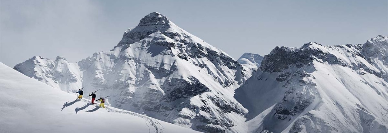 Österreicher Berge bei Schnee mit Skifahrern