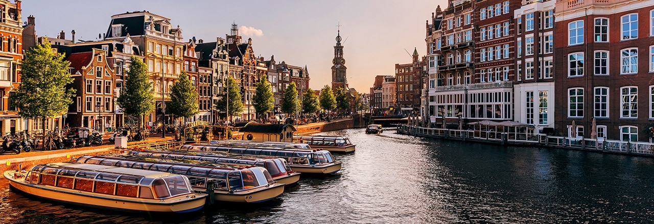 Gracht in Amsterdam bei Abendsonne